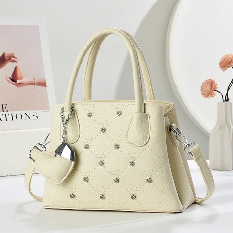 Borsa Da Donna In Pelle PU Trapuntata A Cuore Rivetto Rhinestone Borsa A Tracolla Con Ciondolo A Cuore Elegante Versatile Tote