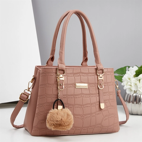 Sac À Main Femme Motif Crocodile Cuir PU Bandoulière Sac Porté Épaule Avec Matériel Doré Et Charme Boule De Fourrure Élégant