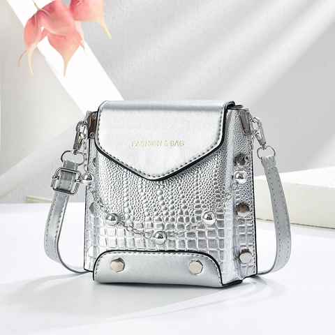 Women PU Leather Crossbody Bag Crocodile Pattern Small Square Shoulder Bag With Metal Chain And Rivets