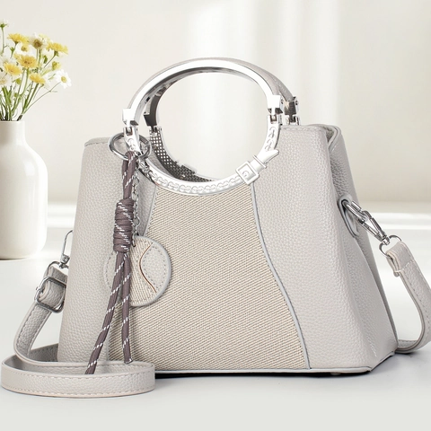 Borsa A Tracolla Chic Da Donna In Pelle PU E Tessuto Borsa A Mano Grana Litchi Con Manico In Metallo Tondo E Ciondolo