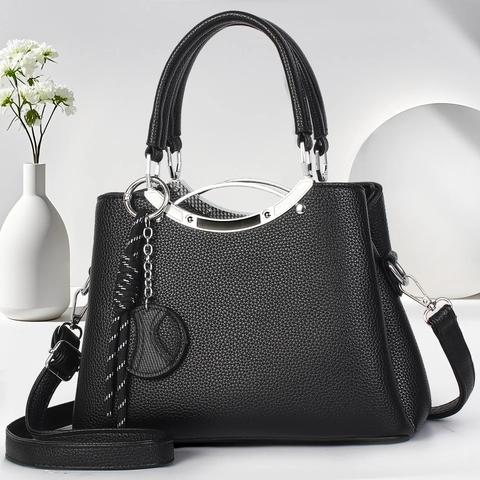 Sac à Main en Cuir PU pour Femmes Grande Capacité Motif Litchi Sac Bandoulière Avec Poignée en Métal Pendentif Tissé pour Bureau Quotidien