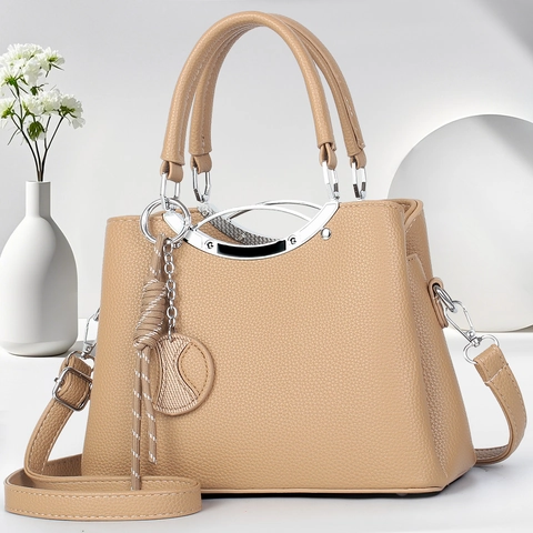 Damen Handtasche Aus PU Leder Mit Lychee Muster Elegante Umhängetasche Mit Gewebtem Anhänger Und Silbernen Beschlägen