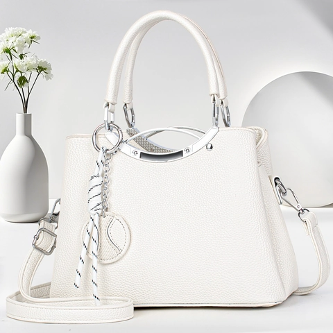 Damen Handtasche Aus PU Leder Mit Lychee Muster Elegante Umhängetasche Mit Gewebtem Anhänger Und Silbernen Beschlägen