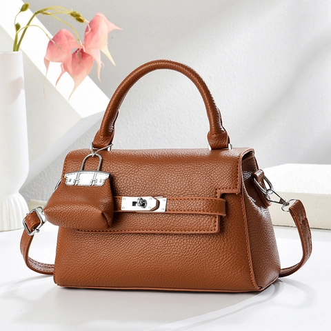Sac À Main Pour Femme En Cuir PU Grainé Élégant Sac À Bandoulière Avec Poignée Supérieure Serrure Argentée Et Mini Charme