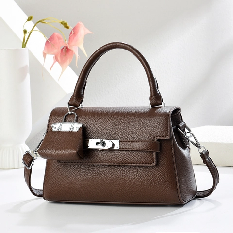Sac À Main Pour Femme En Cuir PU Grainé Élégant Sac À Bandoulière Avec Poignée Supérieure Serrure Argentée Et Mini Charme