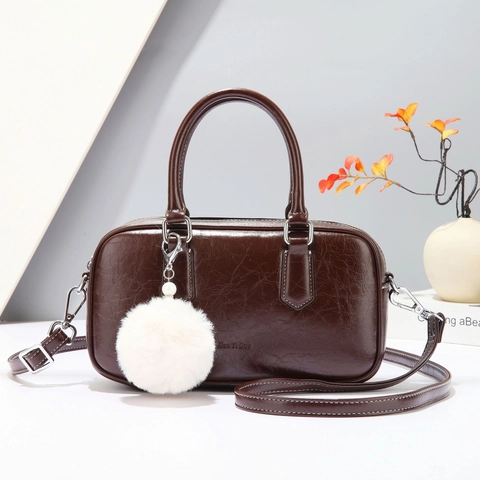 Borsa A Mano Boston Da Donna In Pelle PU Lucida Vintage Bowling Con Pendente A Sfera Di Pelo Tracolla Rimovibile