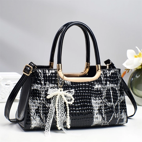 Borsa A Mano Donna Pelle PU Motivo Coccodrillo Ciondolo Fiocco Perla Artificial Elegante Borsa A Tracolla Finitura Lucida