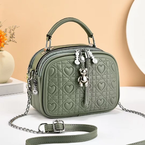 Borsa Tracolla Donna Pelle PU Trapuntata Cuore Borsa A Mano Con Ciondolo Orso E Nappa Catena Versatile