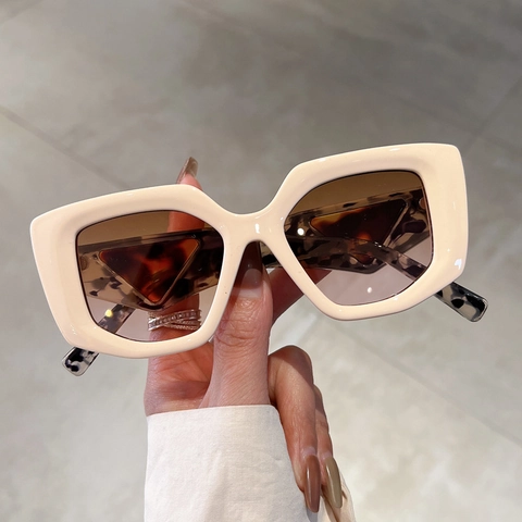 Occhiali da Sole Gatto con Decorazione Triangolo in Metallo Donna Retro Quadrati Grande Montatura UV400 Outdoor Street Style