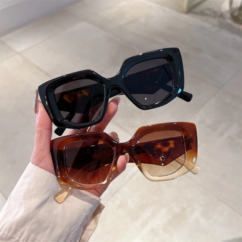 Occhiali da Sole Gatto con Decorazione Triangolo in Metallo Donna Retro Quadrati Grande Montatura UV400 Outdoor Street Style