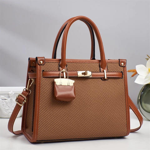 Borsa Da Donna In Pelle PU Tessuto Patchwork Grande Capacità Tote Borsa A Spalla Con Mini Ciondolo Hardware Dorato Elegante