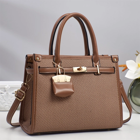 Borsa Da Donna In Pelle PU Tessuto Patchwork Grande Capacità Tote Borsa A Spalla Con Mini Ciondolo Hardware Dorato Elegante