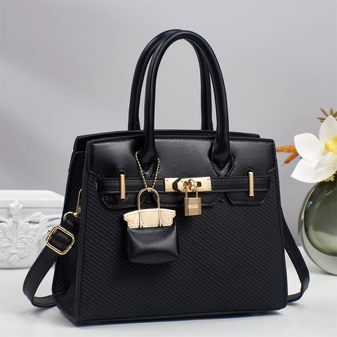 Woven PU Leather Handbag For Women Large Capacity Tote Bag With Gold Lock Buckle And Mini Charm Crossbody Satchel