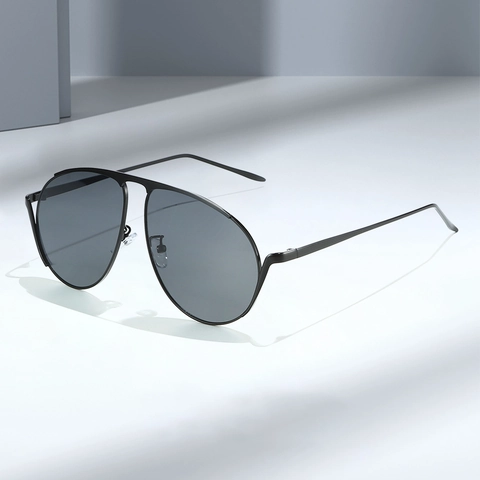 Occhiali Da Sole Aviator Montatura In Metallo Lenti PC Protezione UV400 Design Retrò Per Uomo Donna