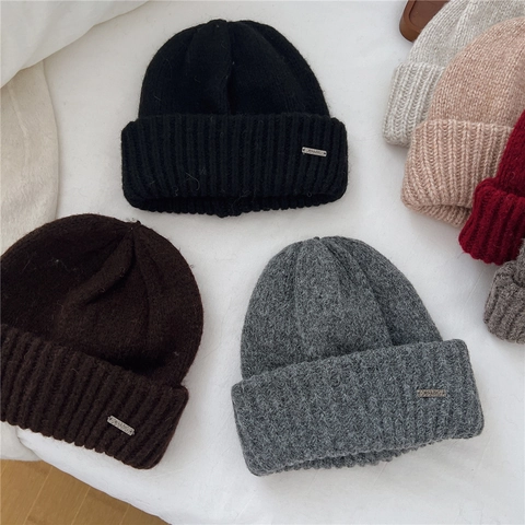 Gorro De Punto Grueso Para Mujer Cálido Invierno Color Sólido Gorro Con Dobladillo Y Etiqueta Metálica Casual