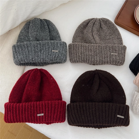 Gorro De Punto Grueso Para Mujer Cálido Invierno Color Sólido Gorro Con Dobladillo Y Etiqueta Metálica Casual