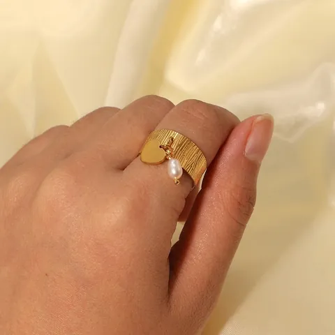 Anello Aperto a Fascia Larga in Acciaio Inossidabile Placcato Oro 18K Con Ciondoli a Cuore e Perla Naturale per Gioielli Donna