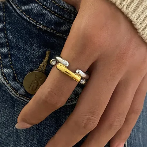 Geometrische Tweekleurige Roestvrijstalen Ring Met Zirconia Inleg Verstrengeld Ontwerp Hypoallergene Sieraden Voor Vrouwen