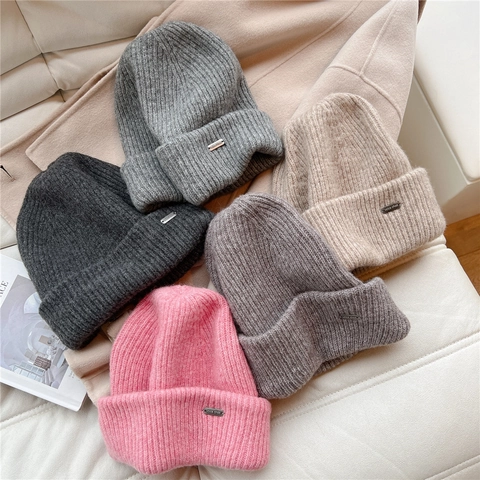 Gorro De Punto Invierno Cálido Grueso Estilo Mohair Acanalado Con Dobladillo Y Decoración De Logo Metálico Para Mujer Color Sólido