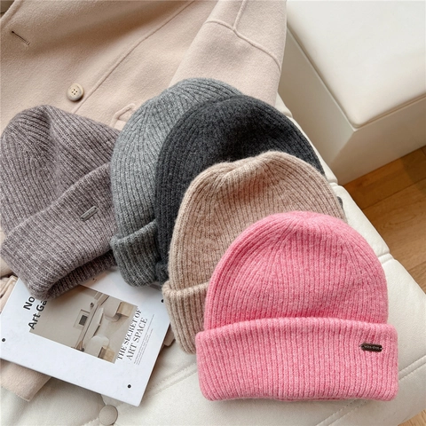 Gorro De Punto Invierno Cálido Grueso Estilo Mohair Acanalado Con Dobladillo Y Decoración De Logo Metálico Para Mujer Color Sólido