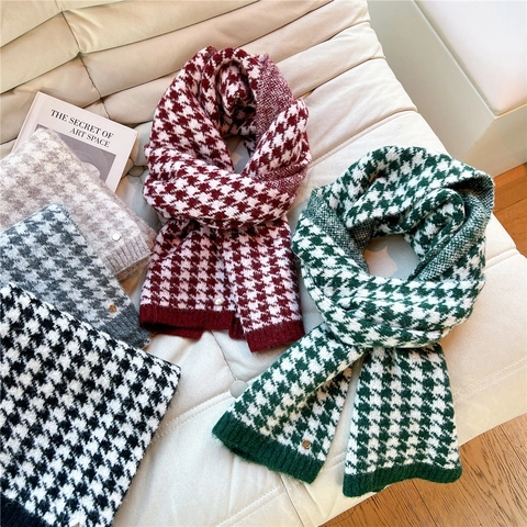 Écharpe Tricotée À Pied-De-Poule Chaude Épaisse D'Hiver Pour Femmes Avec Motif Vintage Et Détail De Charme En Métal