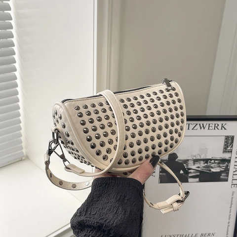 Punk Nieten Besetzte Halbmond Umhängetasche PU Leder Sichelform Tasche Mit Verstellbarem Riemen Retro Mode