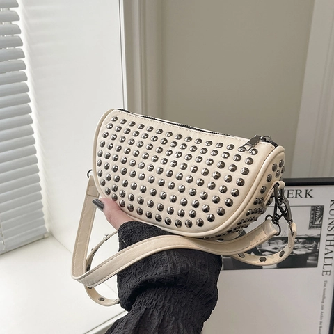 Punk Nieten Besetzte Halbmond Umhängetasche PU Leder Sichelform Tasche Mit Verstellbarem Riemen Retro Mode