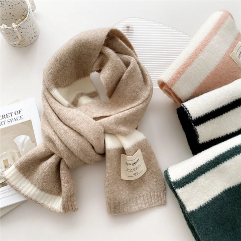 Écharpe Tricotée D'Hiver À Rayures Chaude Épaisse En Polyester Couleur Contrastée Cache-Cou Avec Écusson Pour Hommes Femmes
