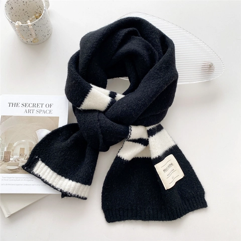 Écharpe Tricotée D'Hiver À Rayures Chaude Épaisse En Polyester Couleur Contrastée Cache-Cou Avec Écusson Pour Hommes Femmes