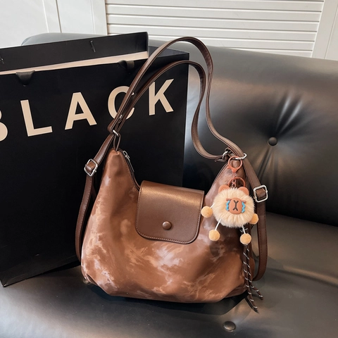 Sac À Épaule Femme Cuir PU Souple Texture Nuage Grande Capacité Navette Style Hobo Rétro Avec Pendentif Animal En Peluche