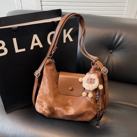 Sac À Épaule Femme Cuir PU Souple Texture Nuage Grande Capacité Navette Style Hobo Rétro Avec Pendentif Animal En Peluche