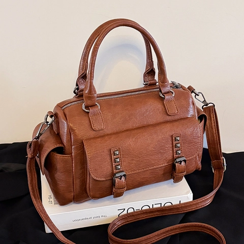 Borsa A Mano Boston In Pelle PU Retro Grande Capacità Tasche Multiple Borchie Fibbia Decoro Borsa A Tracolla