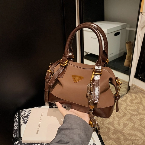 Borsa A Mano Boston Vintage Da Donna In Pelle PU Patchwork Borsa A Tracolla Con Logo A Triangolo Dorato E Ciondolo Intrecciato