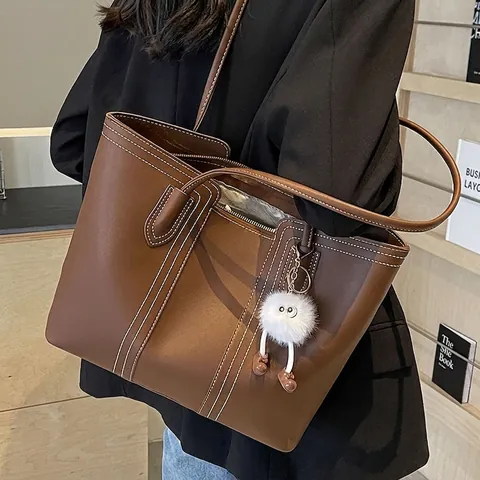 Borsa Tote da Donna di Grande Capacità in Pelle PU Borsa a Tracolla Con Cuciture a Contrasto e Ciondolo in Peluche Pendolare