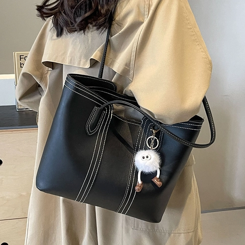 Borsa Tote da Donna di Grande Capacità in Pelle PU Borsa a Tracolla Con Cuciture a Contrasto e Ciondolo in Peluche Pendolare