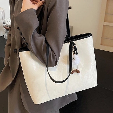 Borsa Tote Da Donna Grande Capacità Pelle PU Trama Increspata Manico A Contrasto Borsa A Tracolla Con Ciondolo Peluche Retro Versatile