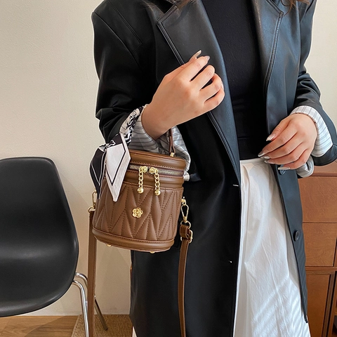Mini Bolso Bombonera Acolchado para Mujer Bolso de Hombro de Cuero PU Premium Con Asa de Pañuelo y Flor Dorada