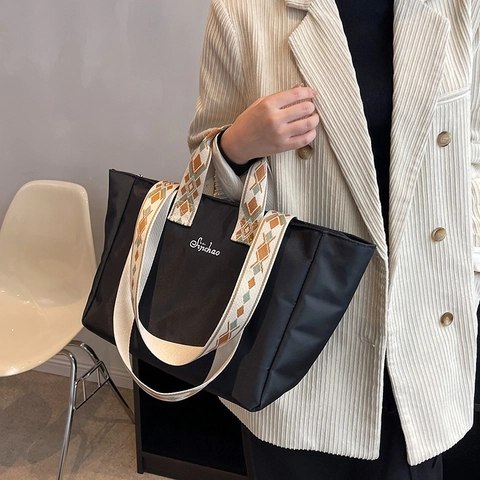 Borsa Tote Grande Capacità Da Donna In Tessuto Nylon Borsa A Mano Versatile Con Tracolla Larga Intrecciata Geometrica
