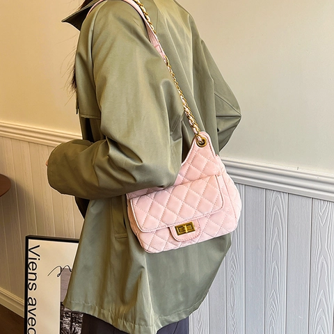 Damen Gesteppte Kette Schultertasche Elegant PU Leder Umhängetasche Mit Blumenanhänger Retro Sattel Messenger Bag Für Party