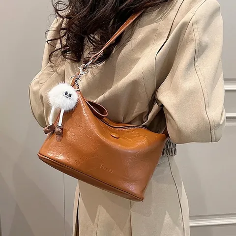 Retro Bucket Bag PU Leather Wrinkled Texture Shoulder Crossbody Bag With White Plush Charm Pendant