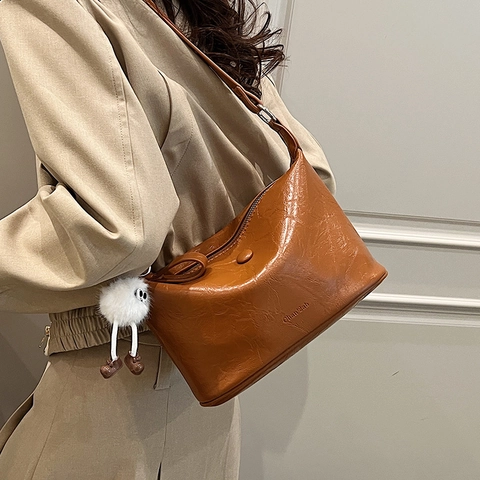 Retro Bucket Bag PU Leather Wrinkled Texture Shoulder Crossbody Bag With White Plush Charm Pendant