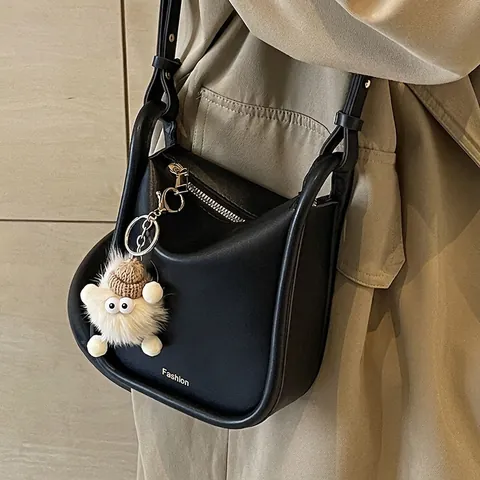 Sac Seau Rétro En Cuir PU Pour Femmes Style Coréen Sac Bandoulière Versatile Avec Pendentif En Peluche À La Mode