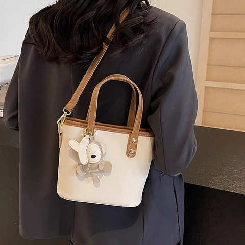 Sac Seau Pour Femme Cuir PU Couleur Contrastée Sac À Main Avec Charme D'ours Bandoulière Réglable Fourre-Tout