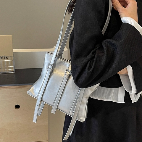 Damen PU Leder Tote Bag Große Kapazität Pendler Schultertasche Dreifache Gürtelschnalle Dekor Lässige Mode Unterarmtasche