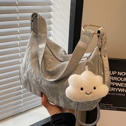 Borsa Hobo Da Donna In Pelle PU Pieghettata Grande Capacità Borsa A Tracolla Con Ciondolo In Peluche Nuvola