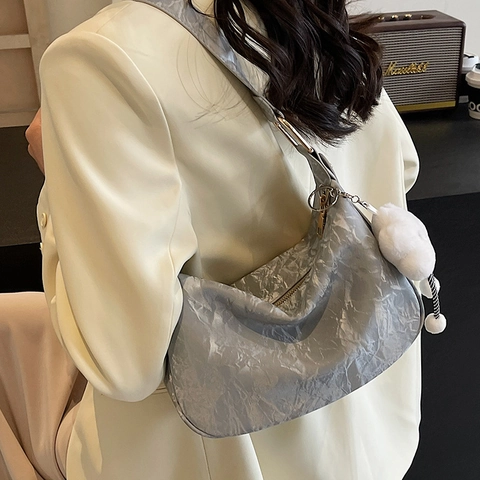 Borsa Hobo Da Donna In Pelle PU Pieghettata Grande Capacità Borsa A Tracolla Con Ciondolo In Peluche Nuvola
