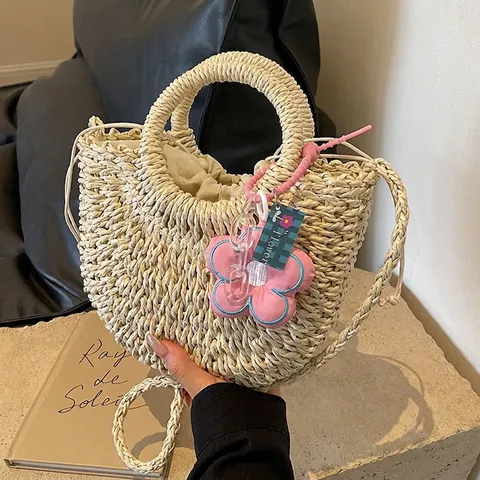 Stroh Handtasche Gewebt Für Damen Sommer Strand Umhängetasche Mit Kordelzug Innenfutter Und Blumenanhänger Urlaubsstil