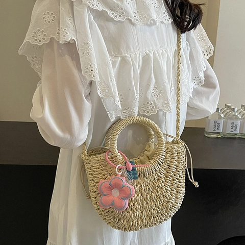 Stroh Handtasche Gewebt Für Damen Sommer Strand Umhängetasche Mit Kordelzug Innenfutter Und Blumenanhänger Urlaubsstil
