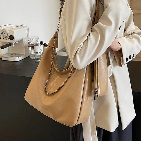 Women PU Leather Hobo Bag Large Capacity Underarm Shoulder Bag With Metal Chain Decoration And Detachable Pouch