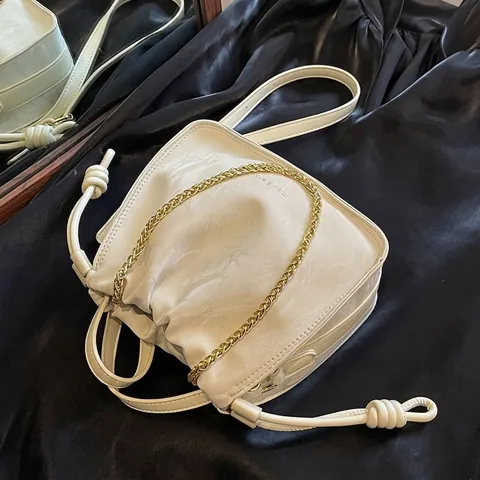 Damen Plissee Eimertasche PU Leder Wolke Textur Kordelzug Goldene Kette Mode Elegante Umhängetasche Handtasche